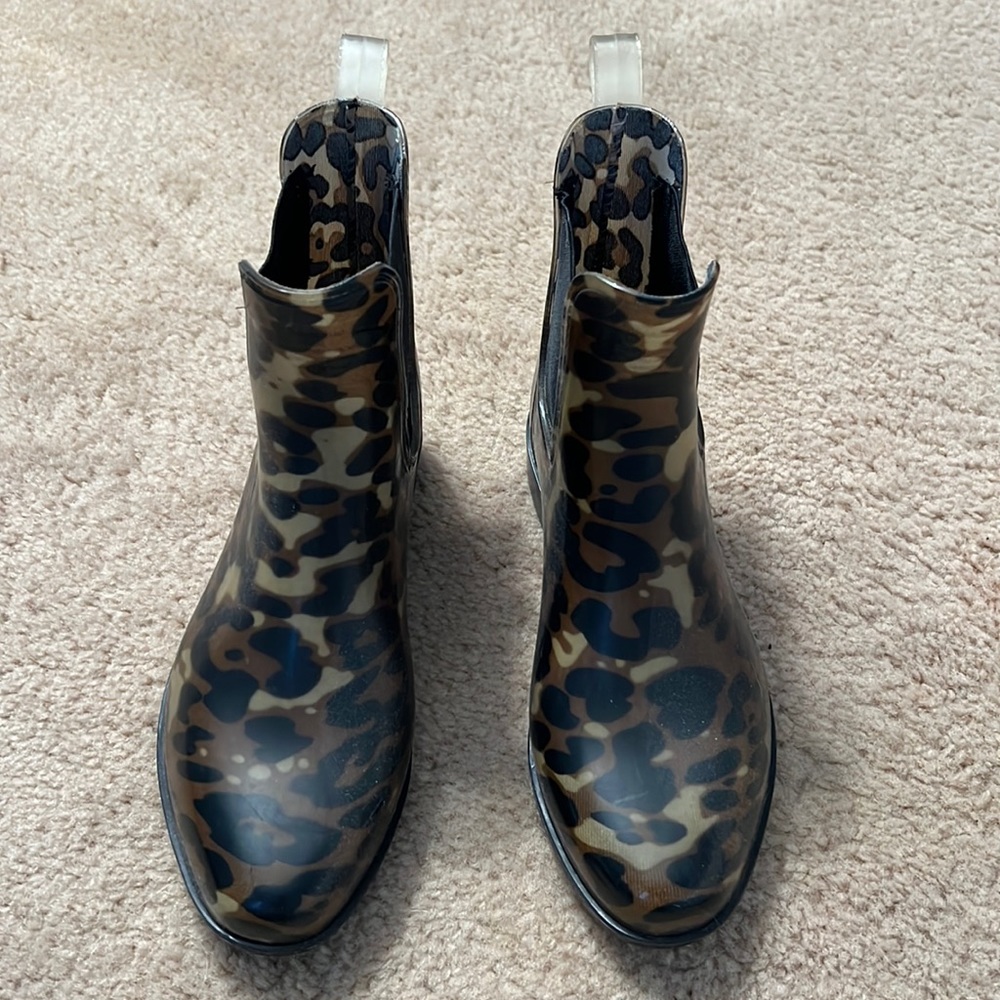 Leopard rain boots
